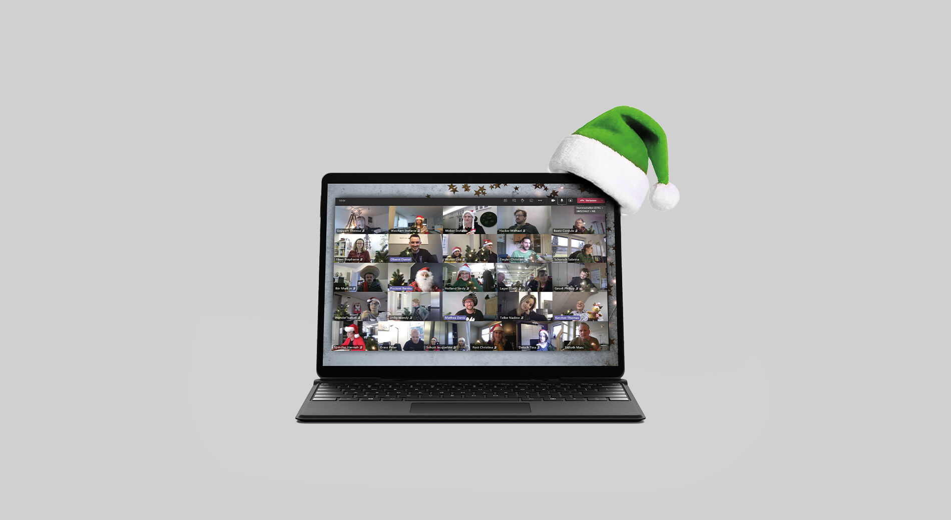 Ein Mock-up eines Laptops mit einer kleinen grünen Weihnachtsmütze und einem Screenshot der digitalen Weihnachtsfeier von PMT